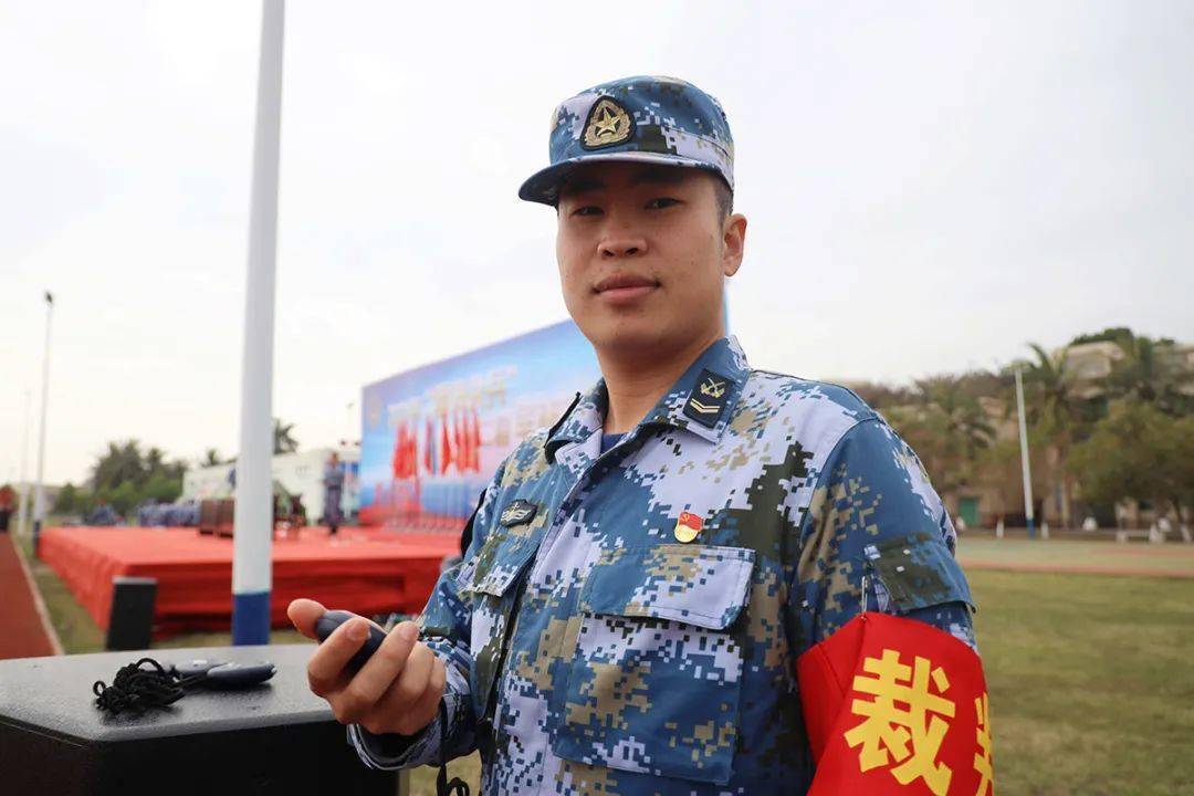 竞技场上硝烟弥漫各路强队角逐争夺胜利的简单介绍